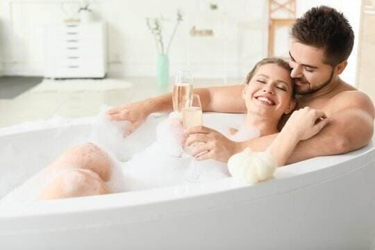 Suami Mandi Bareng Istri, Ini Keutamaannya Dalam Islam