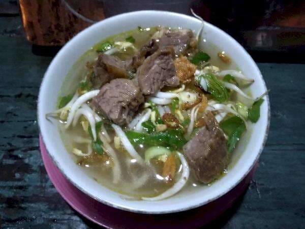 Wow! Soto Daging Cuma 'Goceng' di Emperan Depok, Kuahnya Gak Main-main!
