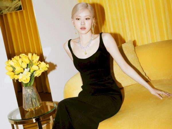 Rose BLACKPINK Tampil Menawan dengan Rambut Pendek, Perdana Sejak Debut