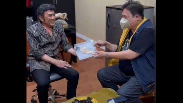 Lengkapi Gitar Legenda, Airlangga Hartarto Beri Special Gift untuk Rhoma Irama