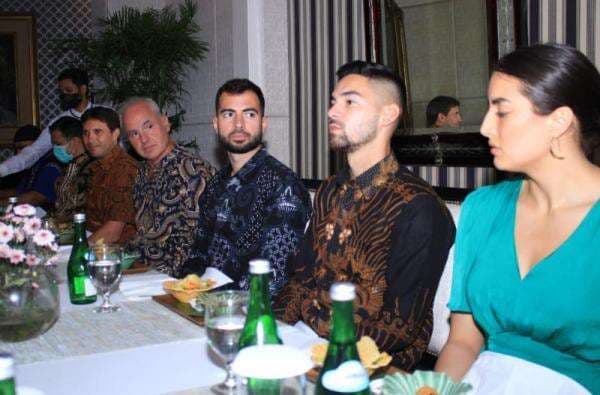 Hadiri Makan Malam, Sandy Walsh dan Jordi Amat Kompak Kenakan Batik Khas Indonesia