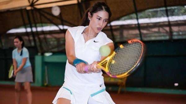 Penampilan Dian Sastro Main Tenis Curi Perhatian, <i>Ngos-ngosan</i> Tetap Cantik!