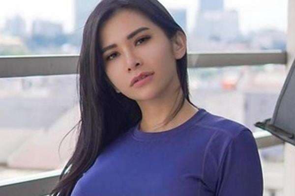2 Wanita Cantik Ini Begitu Menggoda dengan Crop Top, Bikin Mata Pria Susah Kedip