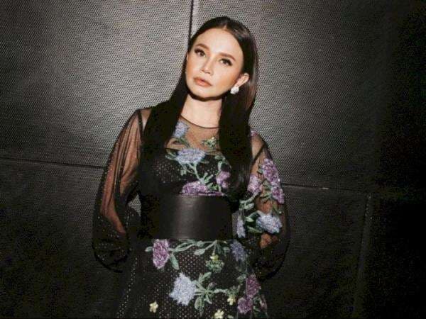 Tetap Menyanyi Walau Infus Berada di Tangan, jadi Bukti Perjuangan Rossa dalam Berkarir