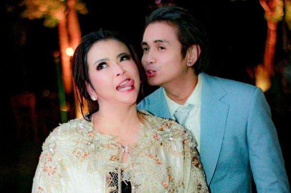 5 Aktor Tampan Ini Punya Istri Cantik yang Usianya Lebih Tua, Ada yang Beda 17 Tahun 5 Aktor Tampan Ini Punya Istri Cantik yang Usianya Lebih Tua, Ada yang Beda 17 Tahun