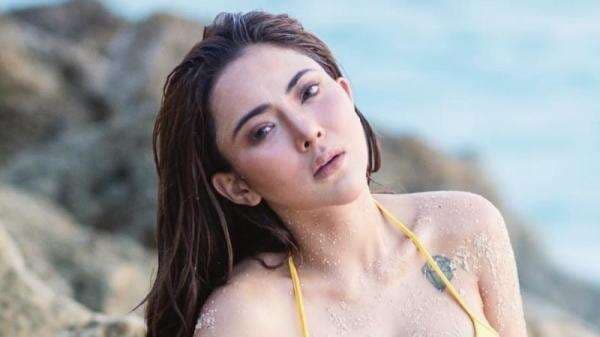 Potret Seksi Ayu Aulia Pakai Bikini Kuning 'Mandi Pasir' di Pantai, Netizen: Auto Zoom