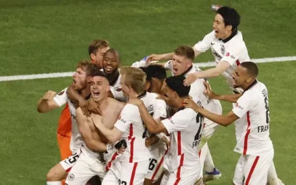 Juara Liga Europa 2021-2022, Eintracht Frankfurt Ukir 3 Catatan Manis