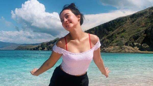 5 Gaya Foto di Pantai ala Megan Domani, Seksinya Gemesin!