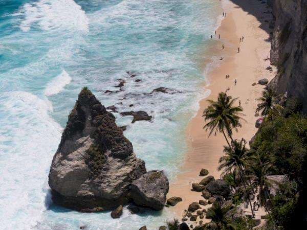 Ada Bongkahan ‘Berlian’ di Tepi Diamond Beach, Bali