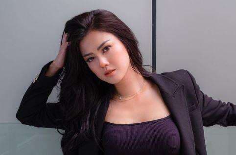 Foto-Foto Cantik Nita Gunawan saat Liburan, Selalu Tampil Memesona