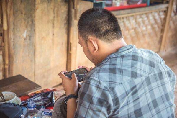 Salah Posisi Bermain Ponsel Bisa Akibatkan Gangguan Tulang Leher Salah Posisi Bermain Ponsel Bisa Akibatkan Gangguan Tulang Leher