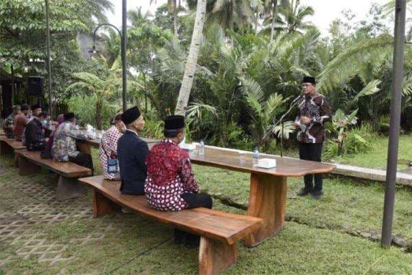 Unik, 7 Pasangan Pengantin Nikah Massal di Kebun dengan Mas Kawin Buah Salak