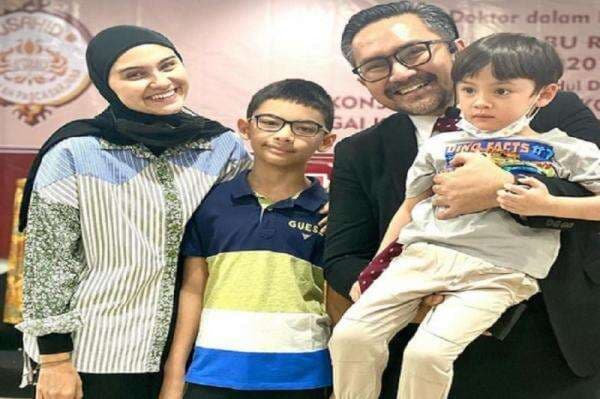 Prabu Revolusi Sukses Raih Gelar Doktor, Zee Zee Shahab Unggah Momen Kebahagiaan Bersama