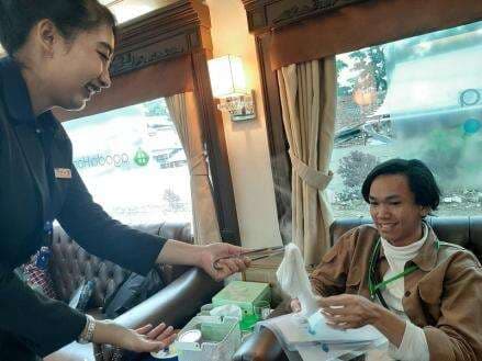 Cukup Menjanjikan, Segini Gaji Pramugari Kereta Api Per Bulan