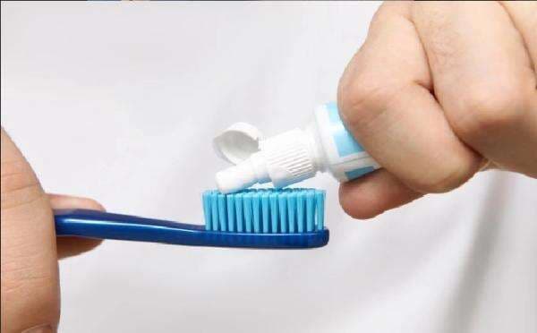 Bolehkan Orang Dewasa Gosok Gigi Pakai Sikat Anak-Anak? Ini Penjelasannya