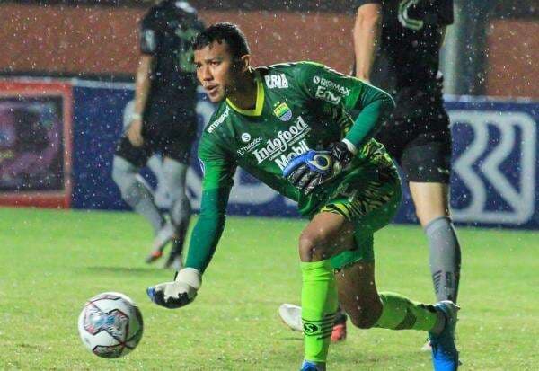 Kiper Persib Bandung Teja Paku Alam Dipastikan Absen 4 Bulan
