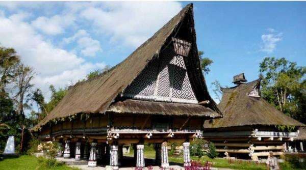 Mengenal Keunikan Rumah Adat Bolon, Ukirannya Penuh Makna