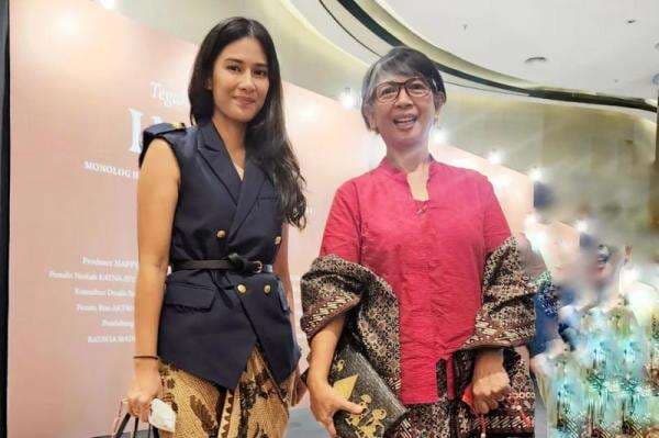 Outfit Dian Sastrowardoyo Curi Perhatian Netizen, Padukan Batik dengan Sleeveless Blazer
