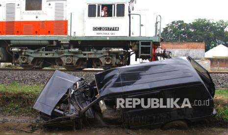 Laka Minibus dengan KA Wisata, Pengemudi Minibus Diduga Kurang Konsentrasi