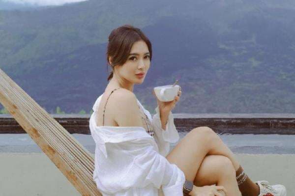 Wika Salim Pakai Kemeja Putih saat Ngopi dengan Pemandangan Gunung, Netizen: Sayangnya Jomblo