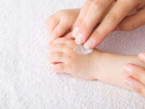 7 Rekomendasi Baby Liquid Powder, Alternatif Bedak Bayi yang Lebih Aman untuk Kulit 7 Rekomendasi Baby Liquid Powder, Alternatif Bedak Bayi yang Lebih Aman untuk Kulit