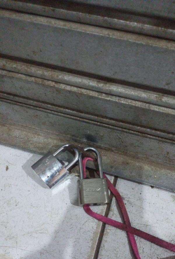 Tuntut Tanggung Jawab Pengembang Pasar Menes, Eh Toko Pedagang Pakaian Ini Malah Disegel