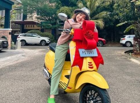Fuji Dapat Hadiah Vespa Mewah dari Putra Siregar: Iseng-Iseng Berhadiah!