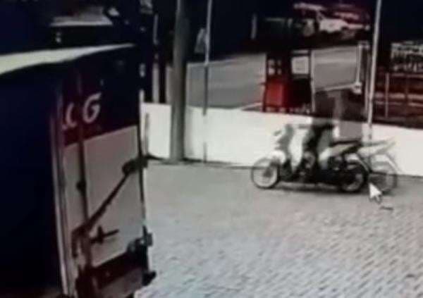 Gerak Cepat, Maling di Depan Alfamart Padarincang Serang Bawa Kabur Motor Curian