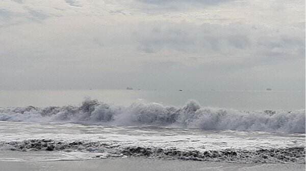 BMKG: Peringatan Dini Gelombang Laut Sangat Tinggi di Wilayah Ini