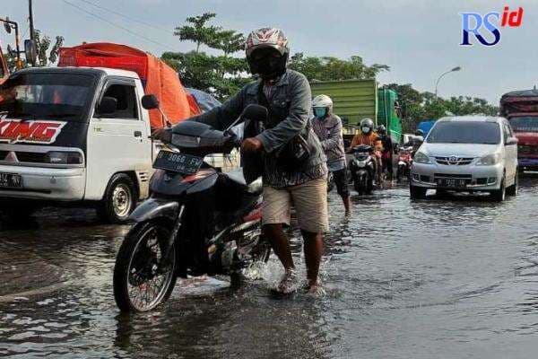 Banjir Rob Terjang Semarang, Jalan Pantura Demak Macet 10 KM