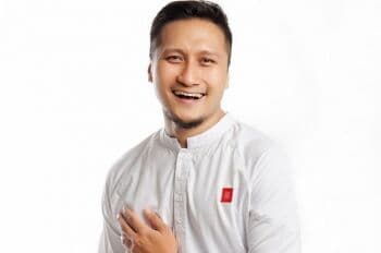 Arie Untung Pamer Foto Jadul, <i>Netizen</i>: Kok Mirip Mita The Virgin