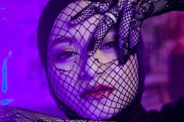 Nathalie Holscher Ikut Tren Gucci Challange, Tampil Stunning dalam Balutan Jumpsuit Hitam