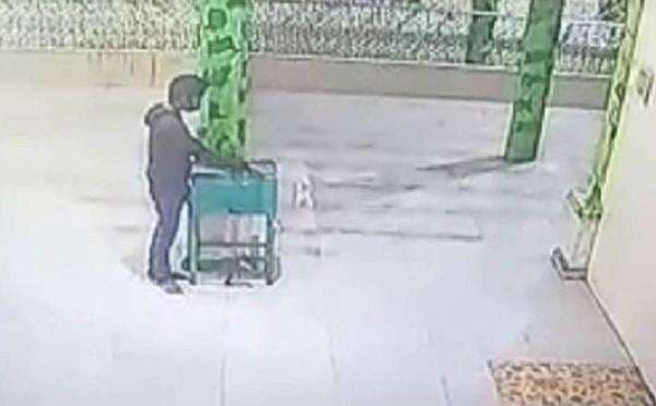 Aksi Nekat Pencuri Kotak Amal Masjid di Katingan, Rekaman CCTV Disebar ke Medsos Aksi Nekat Pencuri Kotak Amal Masjid di Katingan, Rekaman CCTV Disebar ke Medsos