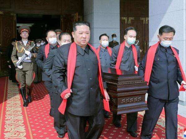 Kim Jong Un Menggotong Peti Mati, Siapa yang Meninggal?