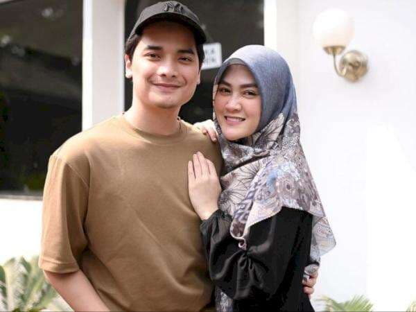 Henny Rahman Hamil Pamer Wajah Jerawatan, Dipuji Cantik Sama Alvin Faiz