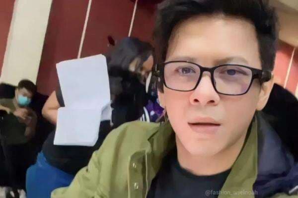 Ariel NOAH Tampil Kece Pakai Kacamata saat Gladi Resik Konser Rossa, Netizen: Kaya Anak Kampus Bor