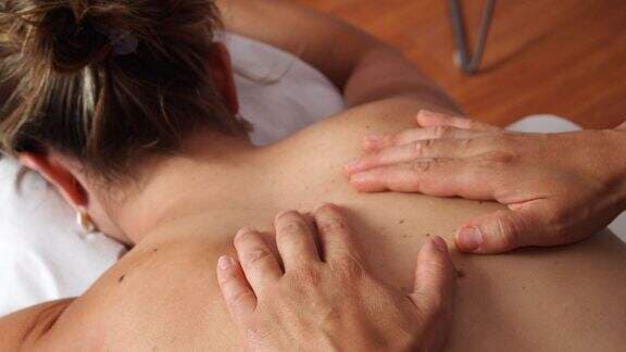 Sering Dilakukan, Ini Lho Moms Bahaya Pijat Injak Punggung dengan Kaki