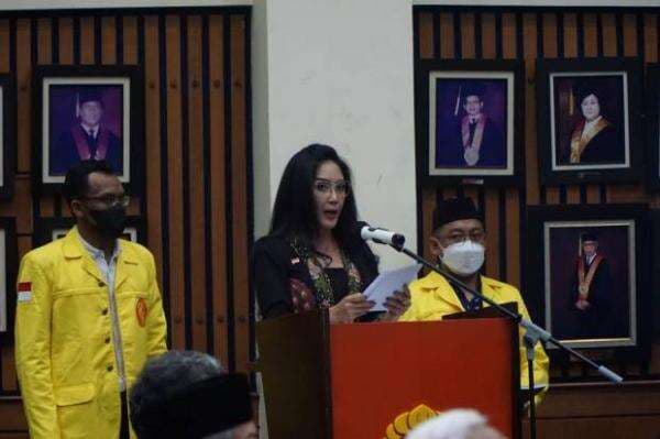 Rieke Diah Pitaloka Raih Gelar Doktor Ilmu Komunikasi UI dengan Nilai Cumlaude