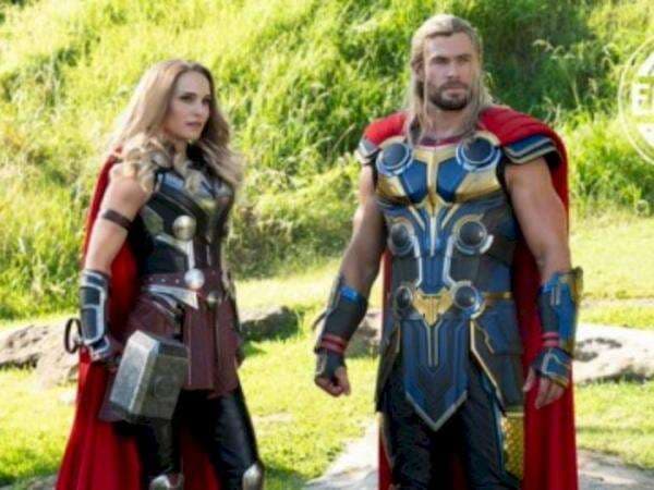 Jane Foster Pakai Mjolnir, Fans Asumsi Akan Ada Film 'Thor &amp; Jane' Usai 'Love &amp; Thunder'