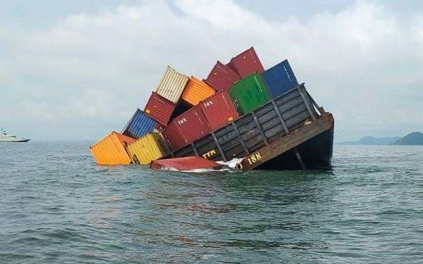 Tongkang Angkut Kontainer Nyaris Tenggelam di Karimun, Posisi Miring Muatan Jatuh ke Laut