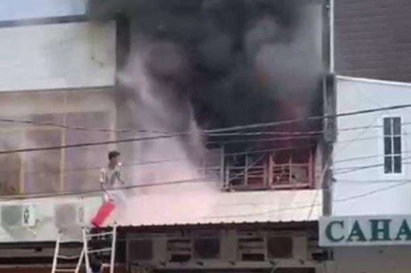 Toko Emas di Pasar Sentral Sengkang Terbakar Hebat, Pedagang Dilanda Kepanikan