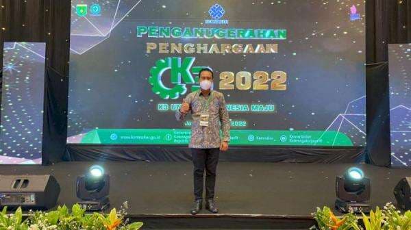 PT Bumi Karsa Dianugerahi 3 Penghargaan oleh Menteri Tenaga Kerja RI PT Bumi Karsa Dianugerahi 3 Penghargaan oleh Menteri Tenaga Kerja RI