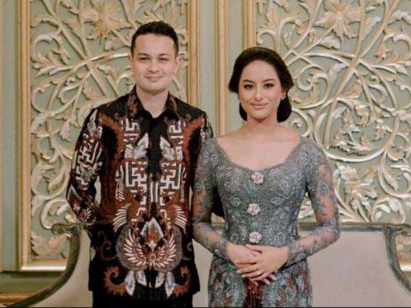 Gantengnya Tavan Dutton Pakai Batik Pacar Amanda Khairunnisa Adik Maudy Ayunda