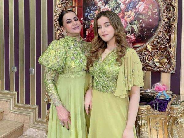 Wow, Ibunda Tasya Farasya Tenteng Tas Mewah Rp3 Miliar, Netizen Melongo