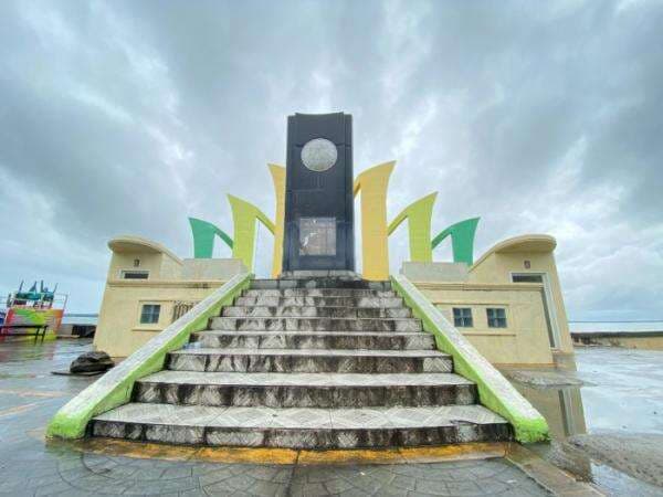 Bikin Malu! Tugu Simbol Kota Terbersih Justru Dipenuhi Sampah