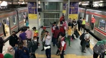 Rute KRL Berubah Hari Ini, Kondisi Stasiun Manggarai Ramai Penumpang