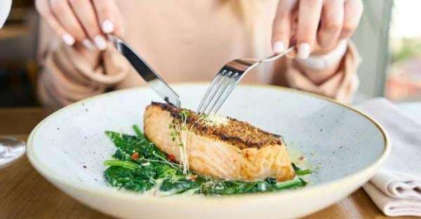 7 Budaya Makan yang Aneh di Berbagai Negara, Nomor 6 Jangan Sampai Habiskan Makanan