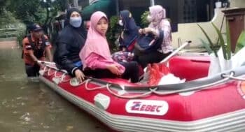 Perumahan Puri Bintaro Banjir, Warga Wara-wiri Naik Perahu Karet