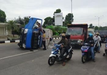 Bogor Macet Parah, Ada Truk Terguling Diduga Akibat Tak Kuat Menanjak