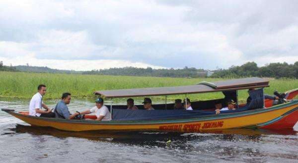 Memanjakan Mata dengan Berwisata di Danau Jempang di Kubar Memanjakan Mata dengan Berwisata di Danau Jempang di Kubar